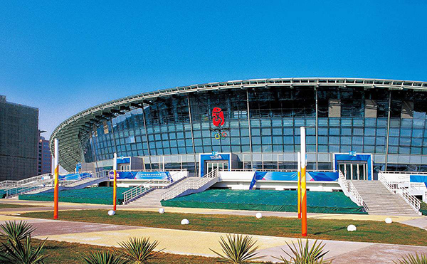 安裝索樂圖導光管的體育館