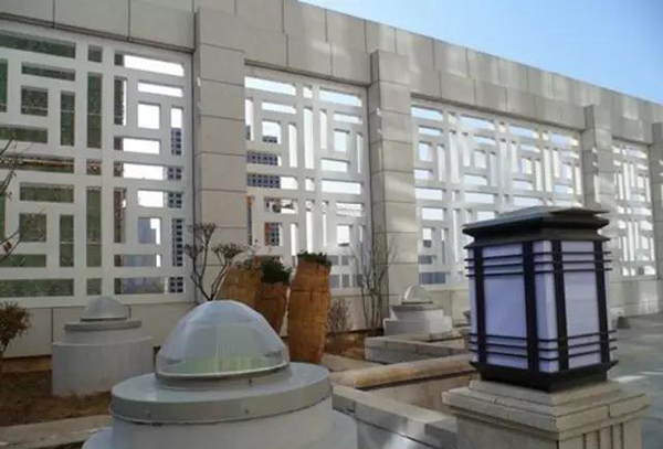 有了導光管照明系統(tǒng)，它成為三星級LEED綠色建筑