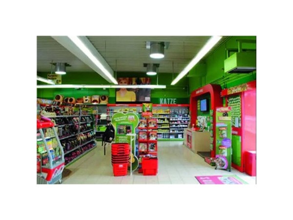 導光管光導系統，讓客戶在這家商店看到了食物最真實的顏色